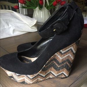 Jessica Simpson Black and Gold Wedges
